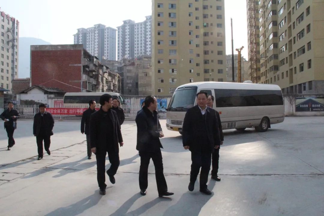 隴南市委常委、常務(wù)副市長張慶宏、副市長徐世林、市人大副主任陳榮等一行深入隴運(yùn)集團(tuán)公司武都汽車站開展春節(jié)前走訪慰問活動
