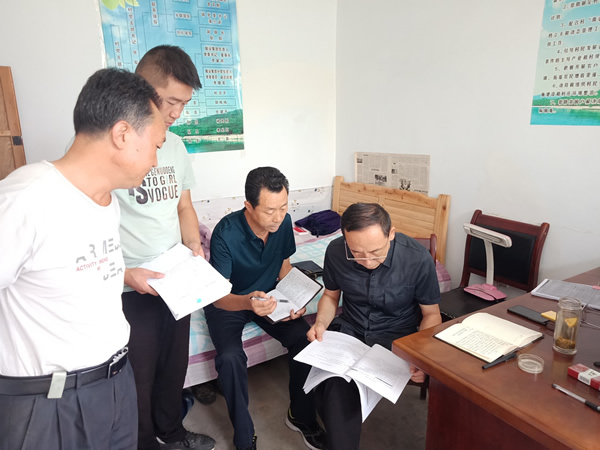 隴運集團公司黨委書記、董事長李寅祥深入琵琶鎮(zhèn)寧強村檢查指導(dǎo)幫扶工作